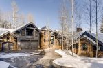ELEGANT ROCKY MOUNTAIN RETREAT FRONT OF THE HOUSE